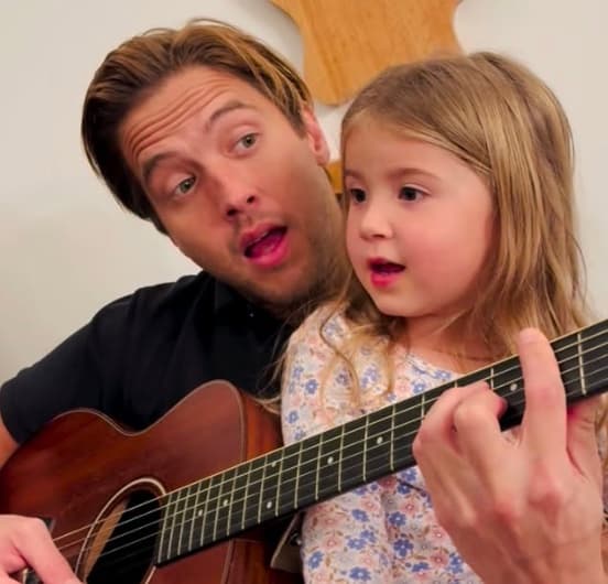 Rodrigo and his daughter singing together over the guitar