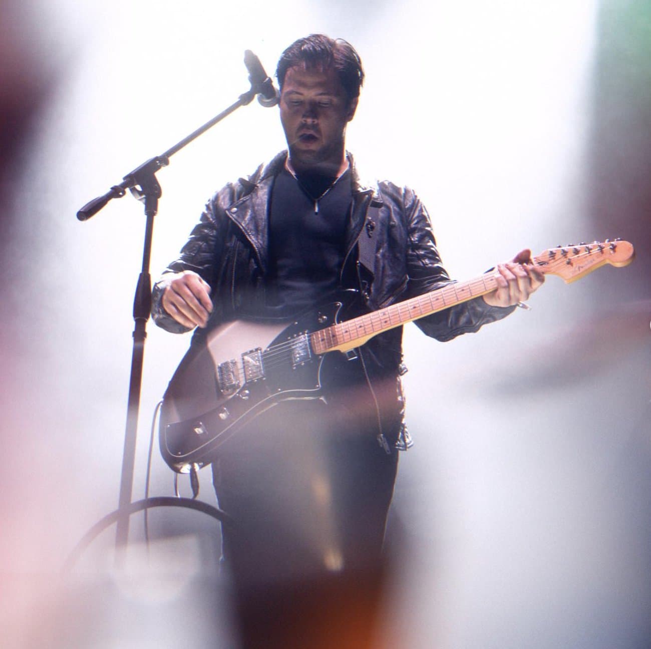 White light and haze, Fender in hand